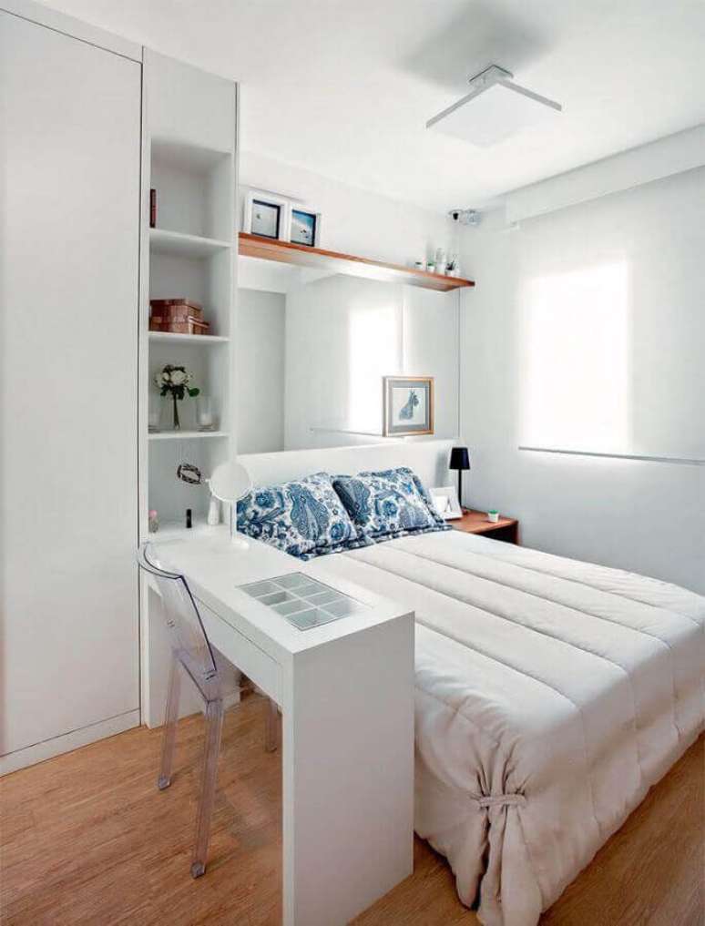 24. Móveis planejados com mesa para quarto de casal decorado todo branco – Foto: Pinterest