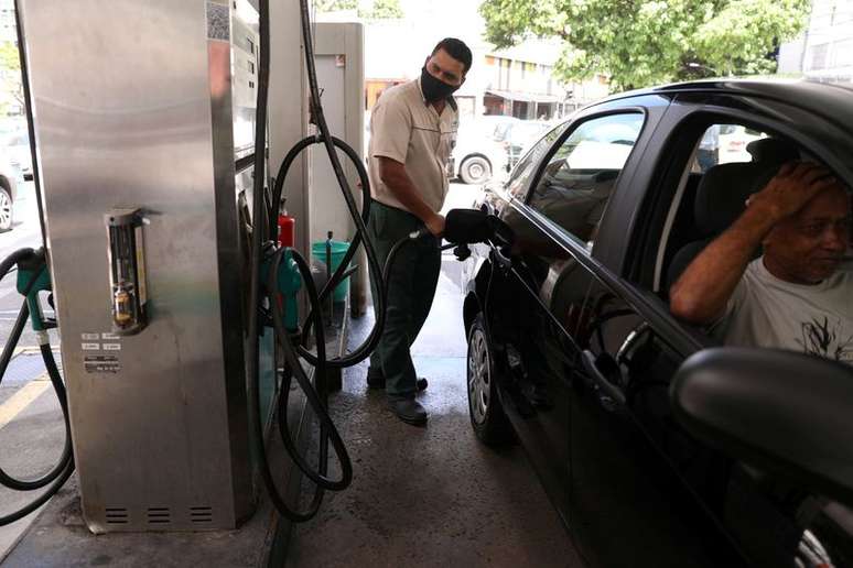 Frentista abastece carro em posto de gasolina do Rio de Janeiro