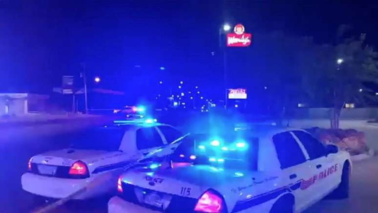 Viaturas da polícia perto de local onde ocorreu incidente com tiros em Shreveport, no Estado norte-american da Louisiana
18/04/2021 LOVE SHREVEPORT-BOSSIER via REUTERS 