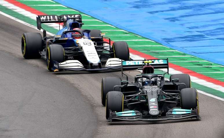 Valtteri Bottas, da Mercedes, e George Russell, da Williams, no GP da  Emília-Romagna de F1
18/04/2021
REUTERS/Jennifer Lorenzini