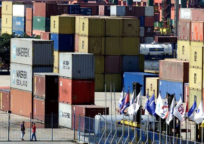 Containers dispostos em porto em Santos. 14/08/2003. REUTERS/Bruno Domingos.