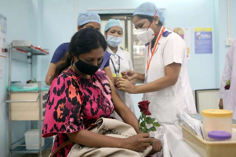 Profissional de saúde aplica dose de vacina contra Covid-19 em Mumbai, Índia
16/01/2021
REUTERS/Francis Mascarenhas