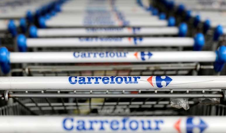 Carrinhos de supermercado da rede Carrefour em São Paulo. 18/7/2017. REUTERS/Paulo Whitaker