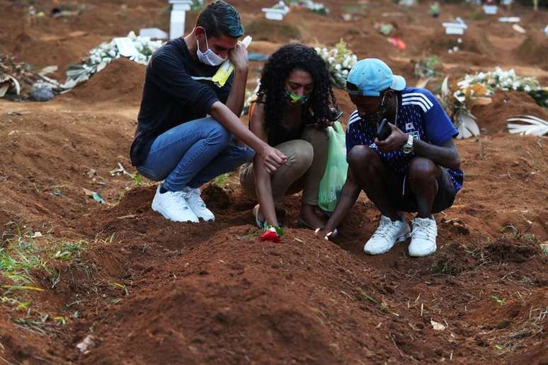 Parentes de vítima da Covid-19 choram no enterro em cemitério de São Paulo
23/03/2021
REUTERS/Amanda Perobelli