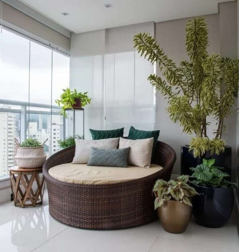 5. Decore a varanda de apartamento com sof&aacute; redondo de vime. Fonte: Lilian Casagrande Paisagismo