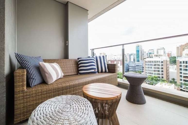 2. Sof&aacute; de vime sint&eacute;tico decora a varanda de apartamento. Fonte: Revista viva Decora 2