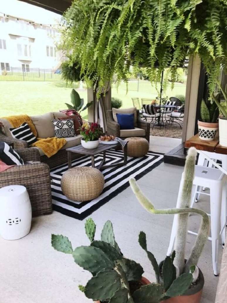 14. Aposte em uma vegeta&ccedil;&atilde;o suspensa pr&oacute;xima ao sof&aacute; de vime. Fonte: Pinterest