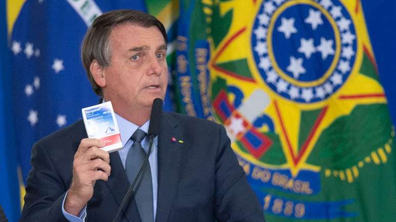 Presidente Jair Bolsonaro defende medicamentos como hidroxicloroquina e ivermectina, mesmo sem qualquer respaldo cient&iacute;fico