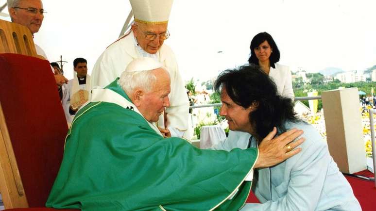 Roberto Carlos com Papa João Paulo 2º: além de canções românticas e ecológicas, Roberto escreveu canções religiosas, como Jesus Cristo (1970), A Montanha (1972) e Luz Divina (1991)