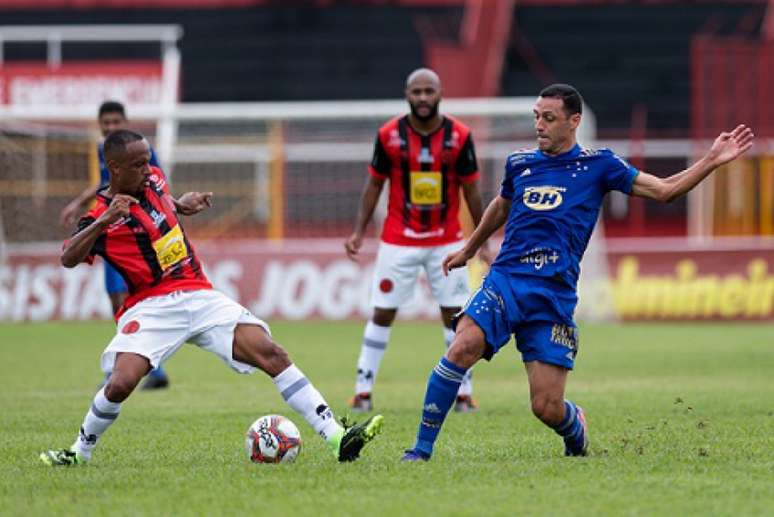 Leandro Salino, à esquerda, foi um dos nomes do jogo diante da Raposa-(Bruno Haddad/Cruzeiro)