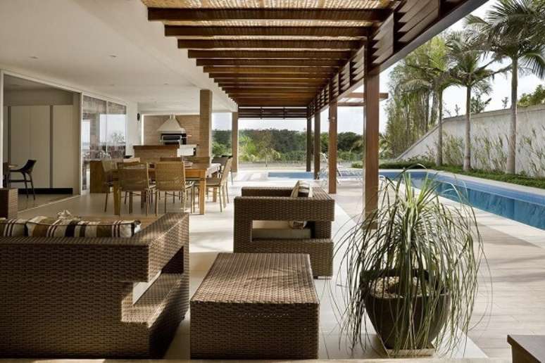 50. O sofá de vime para varanda é uma ótima alternativa para decorar a varanda. Fonte: DG Arquitetura + Design