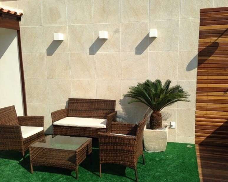 16. Arandelas met&aacute;licas e piso com grama artificial. Fonte: Revista Viva Decora