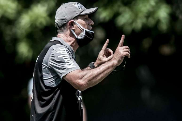 Técnico Ariel Holan acredita que erros vão diminuir com sequência de jogos (FOTO: Divulgação/ Twitter do Santos)