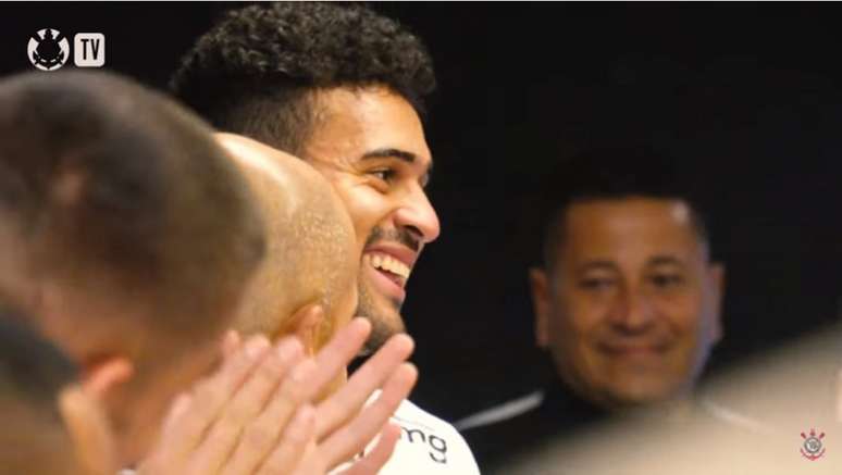Léo Santos foi homenageado pelos companheiros no vestiário após o jogo (Foto: Reprodução/Corinthians TV)
