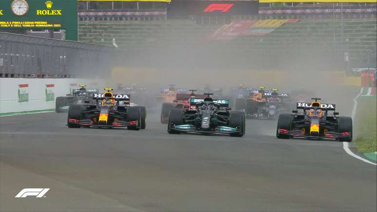 Um dos momentos decisivos em Ímola: Max Verstappen emparelhou com Lewis Hamilton e conquistou a liderança da prova na largada 