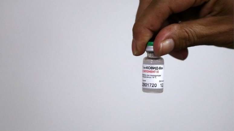 Vacina russa usa a mesma tecnologia do imunizante de Oxford
