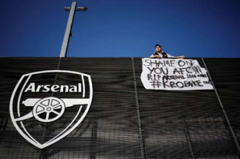 Faixa estendida no Emirates Stadium (Foto: Tolga Akmen / AFP)