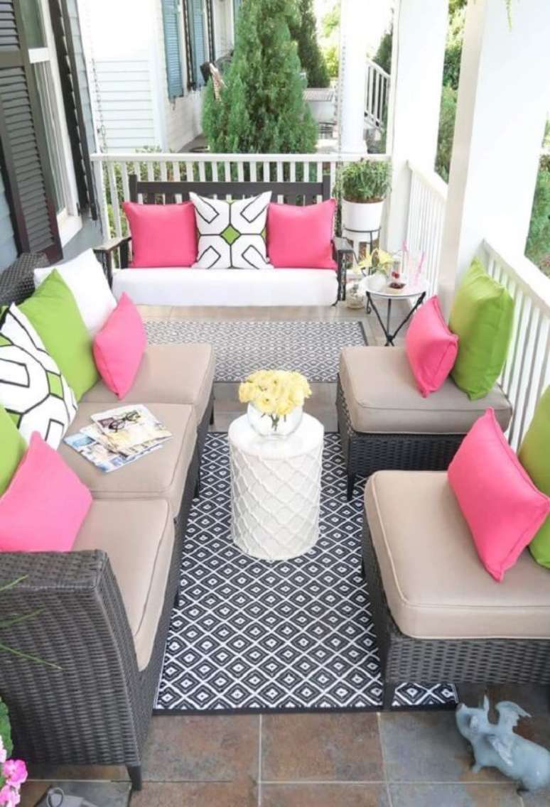 60. Tons de rosa e verde invadem a decoração dessa varanda com sofá de vime. Fonte: Pinterest