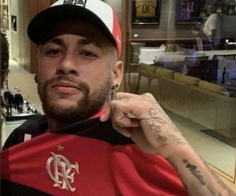 Neymar publicou foto com a camisa do Flamengo para dizer que 'talvez' jogaria no clube da Gávea (Reprodução / Instagram)