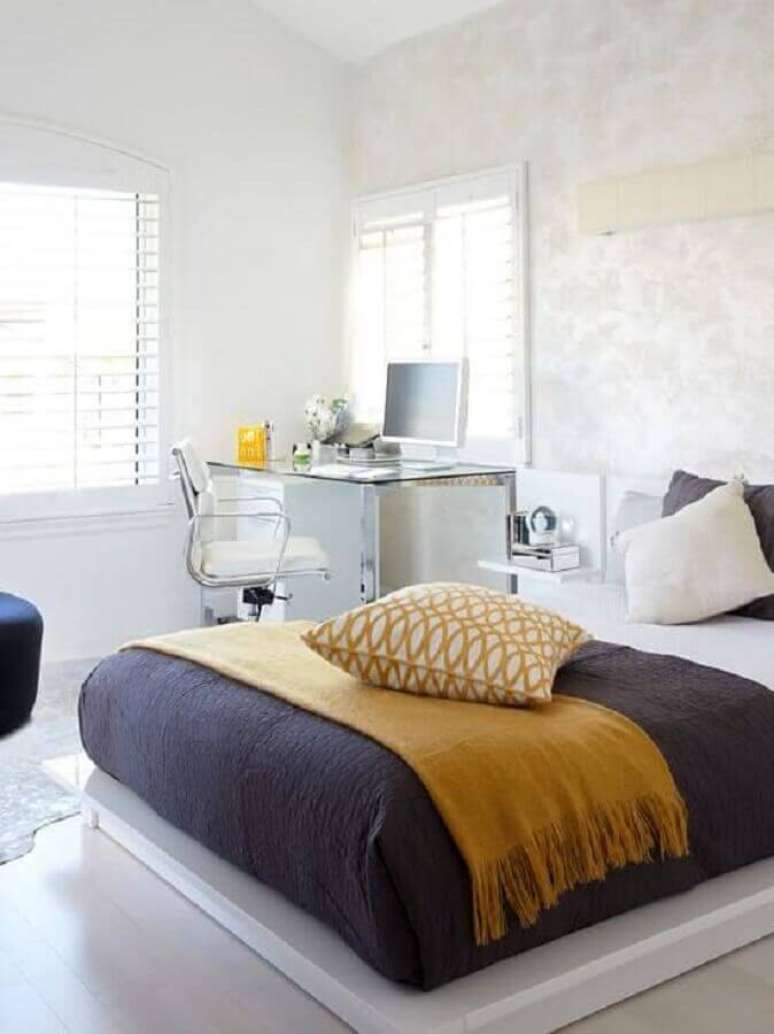 13. Decoração clean com mesa escrivaninha para quarto de casal – Foto: Houzz