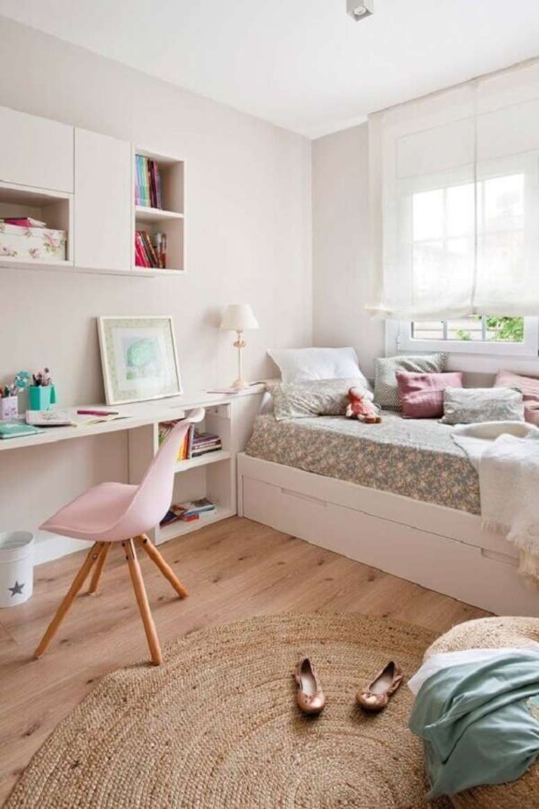 52. Mesa para quarto de solteiro todo branco decorado com tapete redondo e bicama – Foto: Micasa Revista