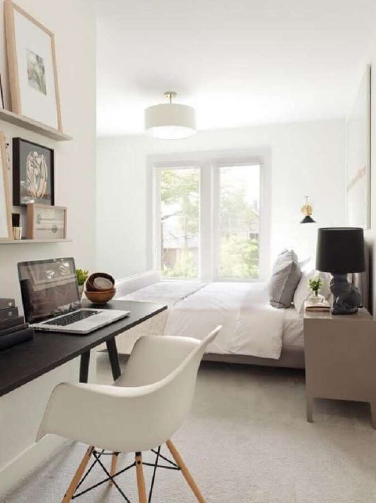 42. Mesa para quarto de casal decorado todo branco – Foto: Pinterest