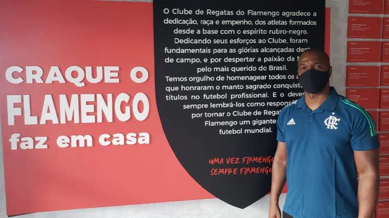 O ex-lateral Gilberto, agora coordenador nas categorias de base do Flamengo (Foto: Ian Sena/Flamengo)