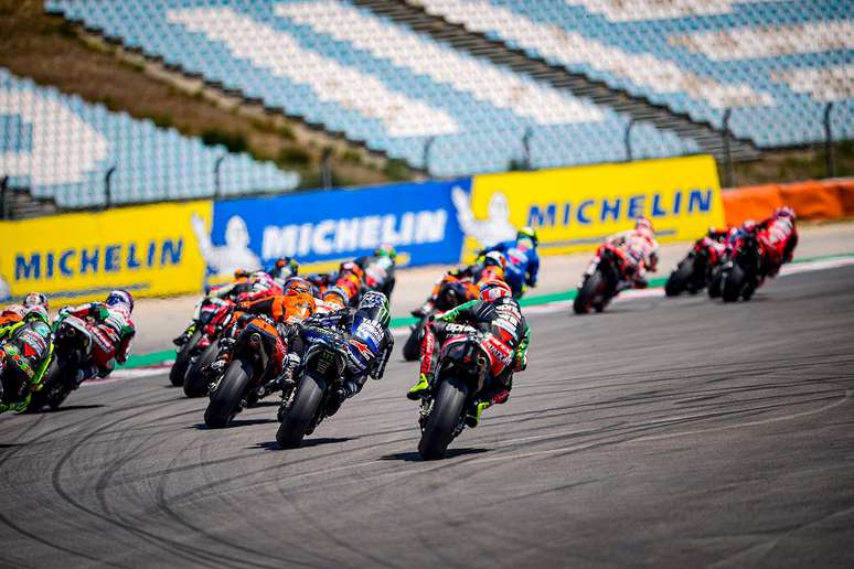 Maverick Viñales despencou para o fundo do pelotão ainda nos primeiros metros 