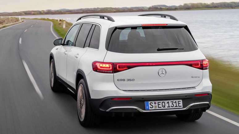 Traseira do Mercedes EQB conta com lanternas de led interligadas por uma barra horizontal. 