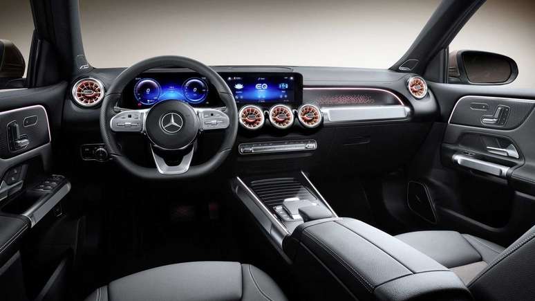 Interior do novo Mercedes EQB conta com painel de instrumentos digital e central multim&iacute;dia MBUX de 10,25&rsquo;&rsquo;. 