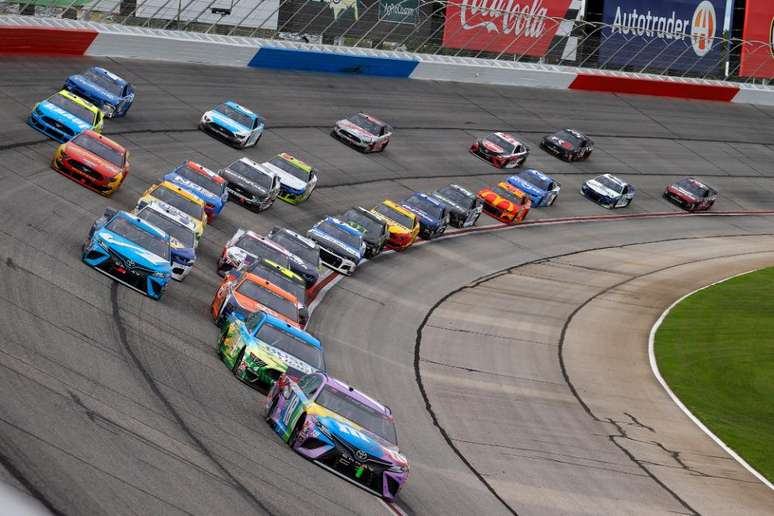 Três carros lado a lado a quase 300 km/h é cena comum nas provas da Nascar.