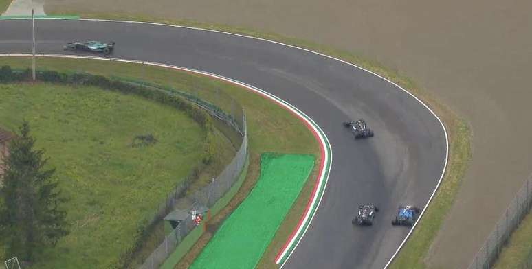 Russell (carro azul à direita) deixa Hamilton ultrapassá-lo pela parte molhada da pista na volta nº 31...