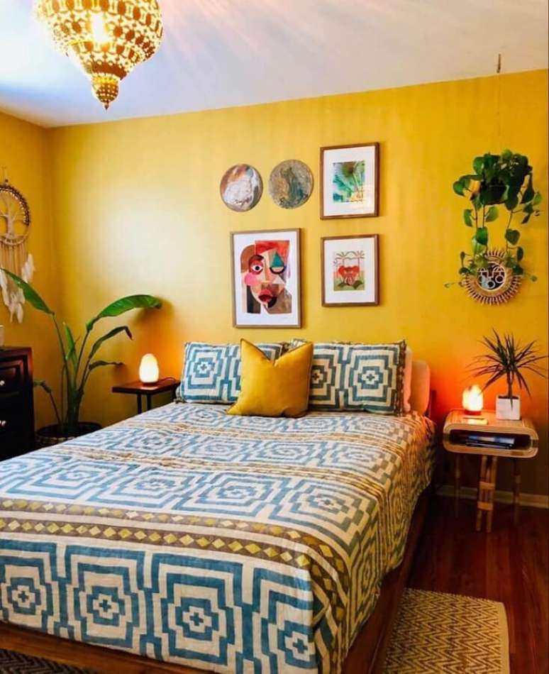 38. Parede amarela para decoração de quarto de mulher simples – Foto: Pinterest