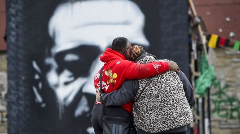 Protestos violentos contra morte de negro sufocado por policial se