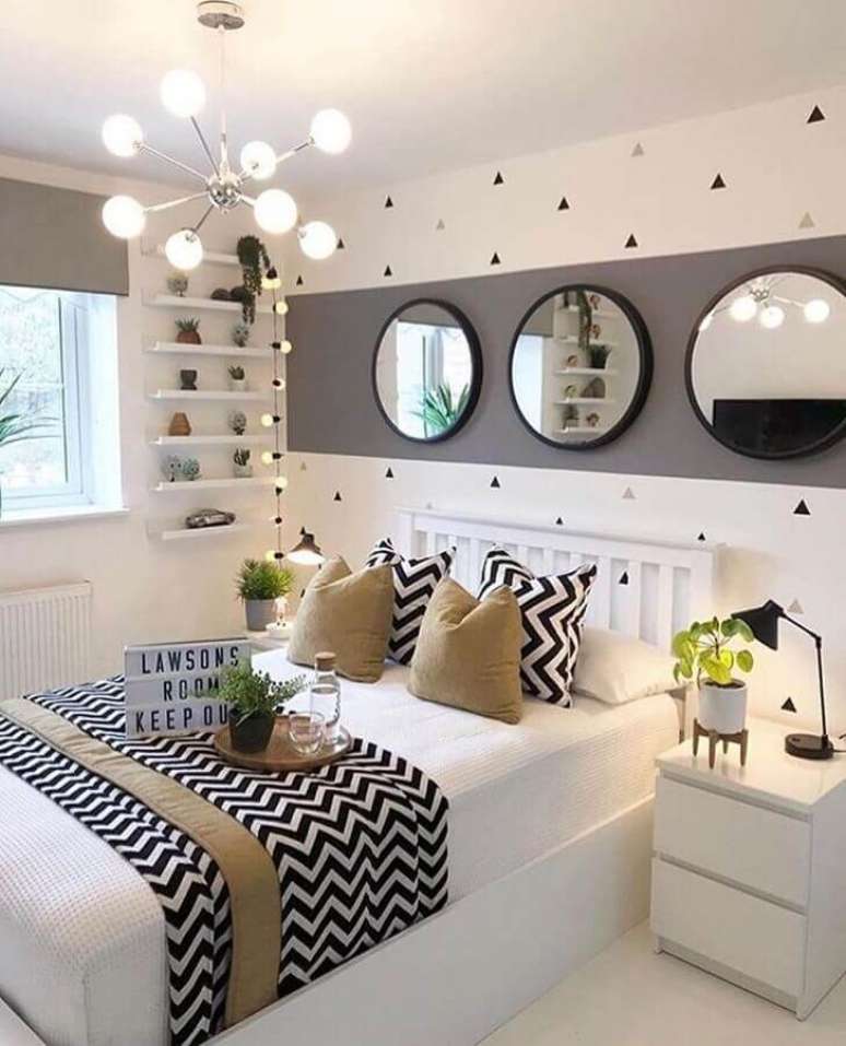 20. Quarto de mulher cinza e branco decorado com espelhos redondos e lustre moderno &ndash; Foto: Oppa Design