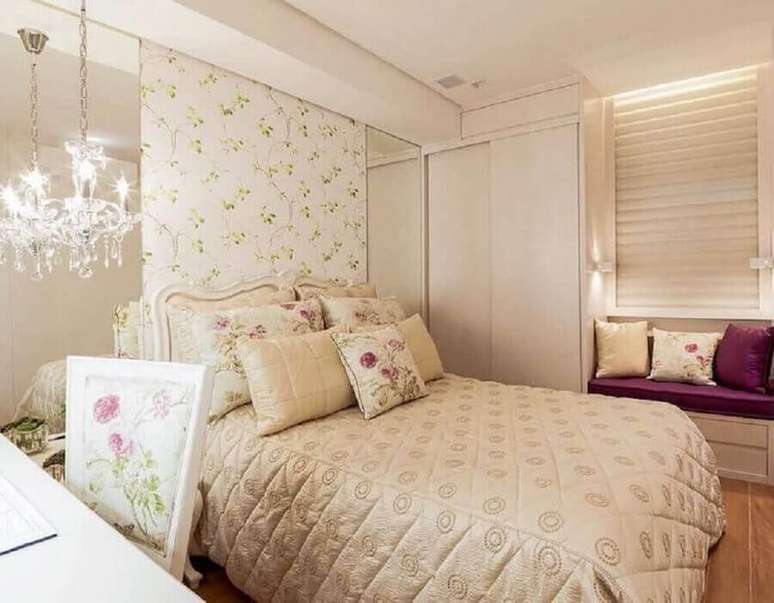 24. O papel de parede floral garantem um toque bem feminino para a decora&ccedil;&atilde;o de quarto de mulher rom&acirc;ntico &ndash; Foto: Pinterest