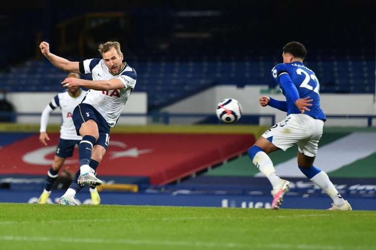 Tottenham não deve contar com Harry Kane para duelo desta quarta (Foto: PETER POWELL / POOL / AFP)