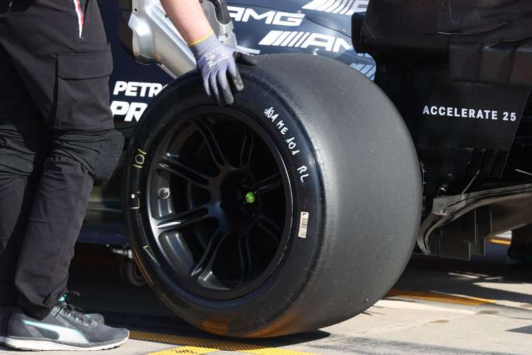 Lewis Hamilton testa pela primeira vez os pneus de 18" da Pirelli nesta terça-feira 