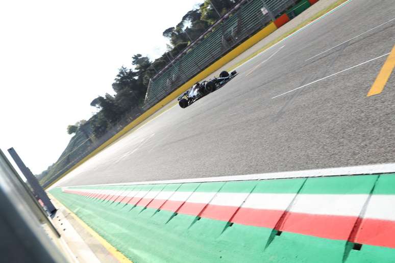 Lewis Hamilton voltou a acelerar em Ímola nesta terça-feira 