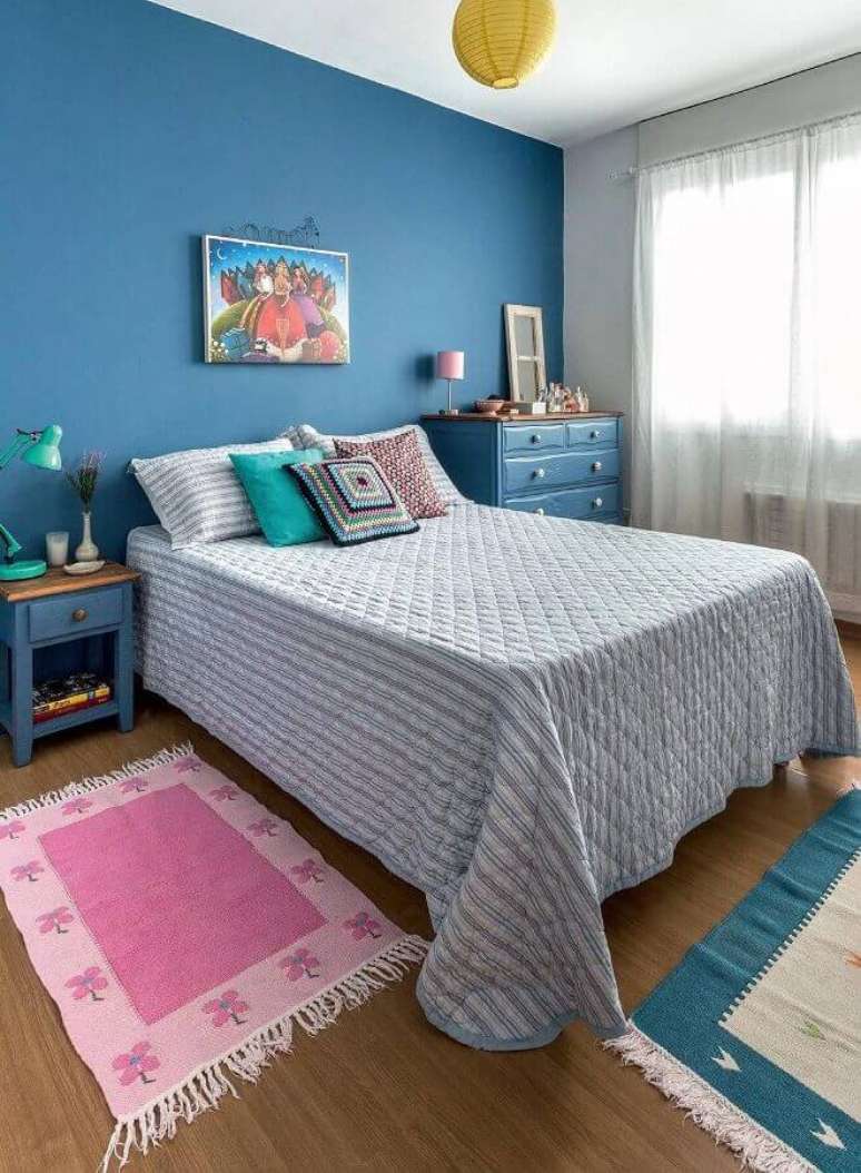 39. Decoração de quarto de mulher simples com parede e móveis azuis – Foto: Casa de Valentina