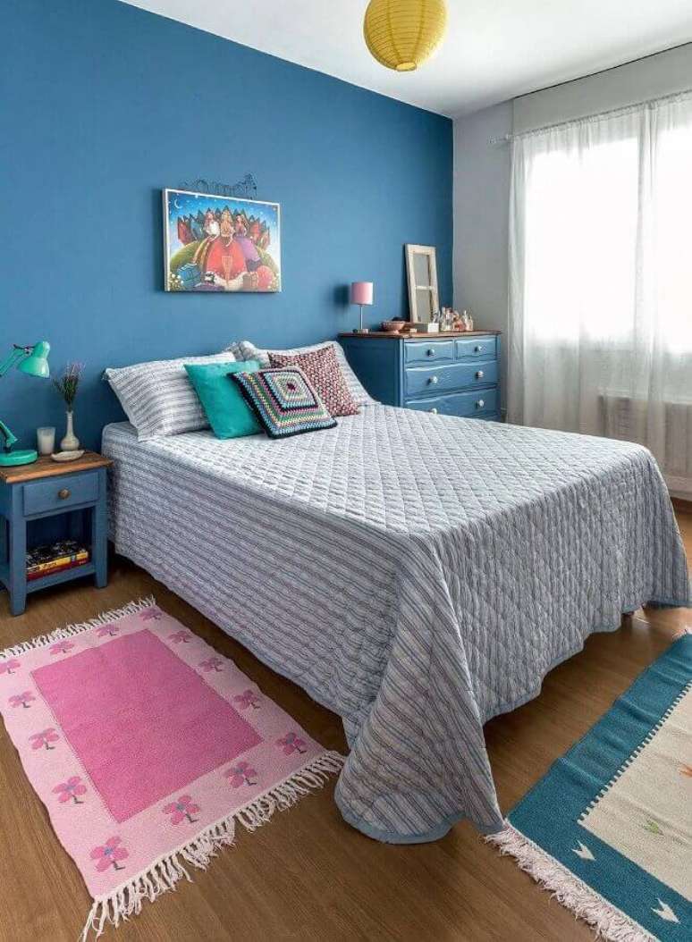 39. Decora&ccedil;&atilde;o de quarto de mulher simples com parede e m&oacute;veis azuis &ndash; Foto: Casa de Valentina