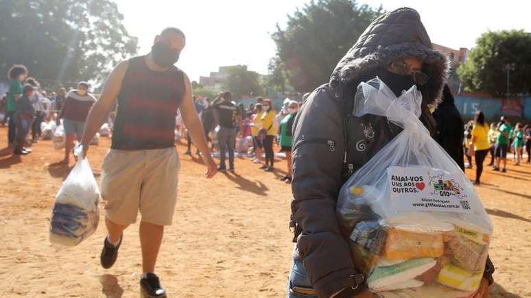 Moradores da favela de Paraisópolis recebem cestas básicas doadas durante a pandemia