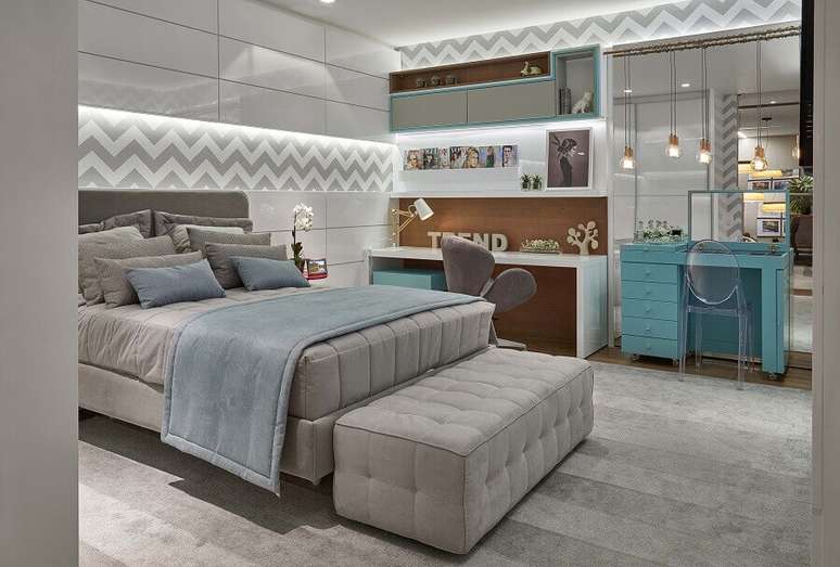 21. Decora&ccedil;&atilde;o de quarto de mulher cinza e branco com penteadeira azul &ndash; Foto: Pinterest