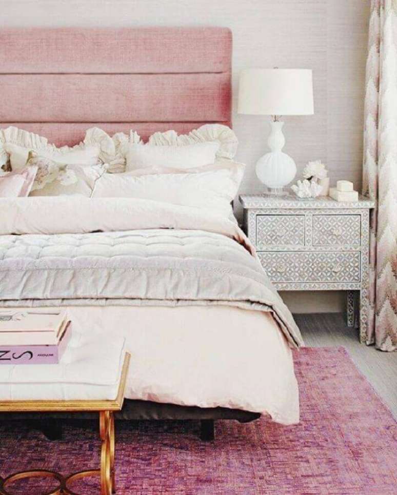 15. Decoração para quarto de mulher com cabeceira estofada cor de rosa – Foto: We Heart It