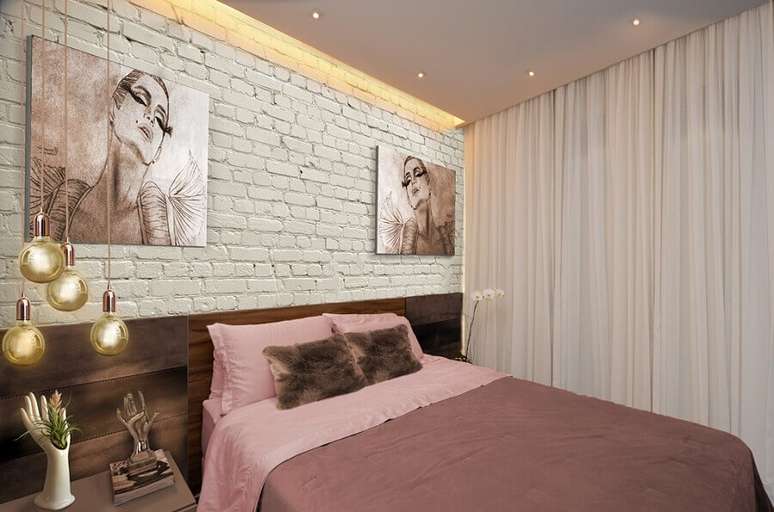 26. Decoração de quarto de mulher com parede de tijolinho branca – Foto: We Heart It