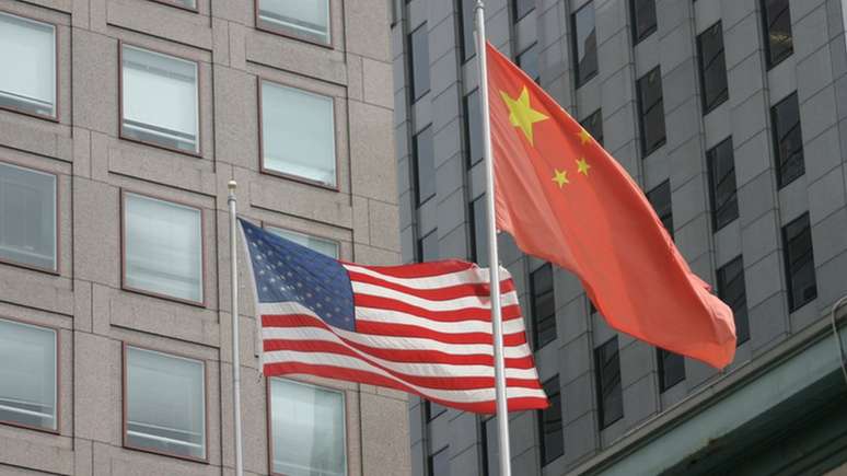 Tensão entre EUA e China pode dividir o mundo, diz relatório
