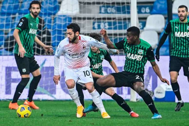 Milan venceu o Sassuolo por 2 a 1 no primeiro turno (Foto: ALBERTO PIZZOLI / AFP)