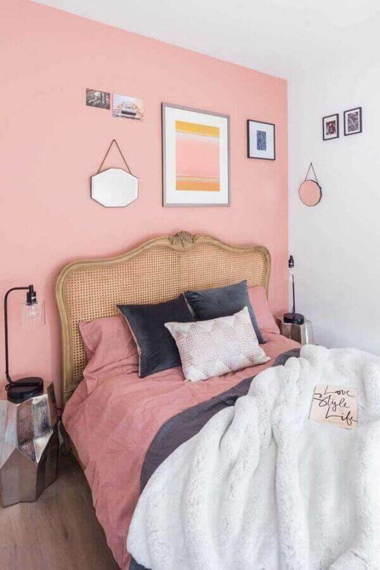 7. Decoração de quarto de mulher rosa simples com cabeceira rústica – Foto: Pinterest