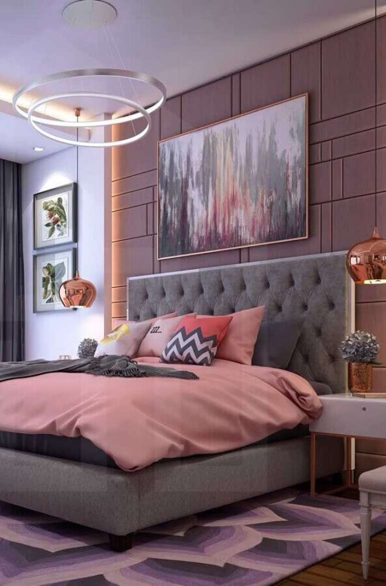 32. Ideias para quarto de mulher moderno cinza e rosa decorado com cabeceira estofada cinza e luminária rose gold – Foto: Otimizi