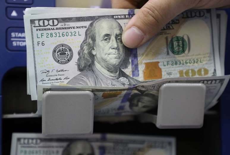 Dólar sobe ante real após série de perdas com Orçamento em foco
23/03/2021
REUTERS/Mohamed Azakir